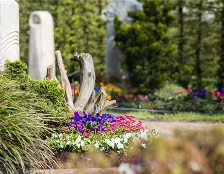 Einen Platz zum Erinnern schaffen mit der richtigen Trauerfloristik